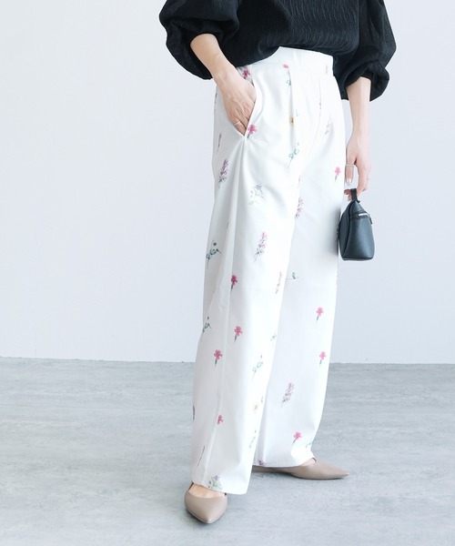 reca(レカ)の「花柄プリントタックパンツ(その他パンツ・レディース・ブラック/ホワイト・M)」の4枚目の写真