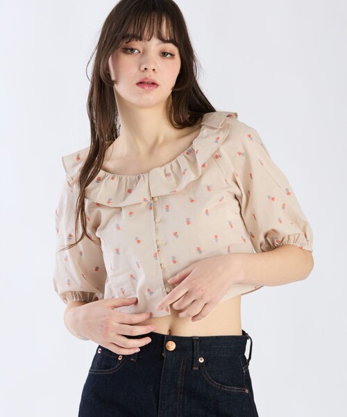 To b. by agnes b.(トゥービーバイアニエスベー)の「フラワーエンブロイダリーブラウス(シャツ/ブラウス・レディース・ベージュ・36/38/40)」の3枚目の写真