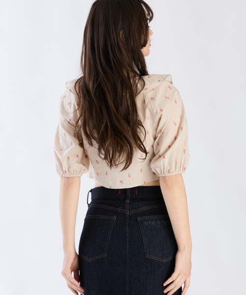 To b. by agnes b.(トゥービーバイアニエスベー)の「フラワーエンブロイダリーブラウス(シャツ/ブラウス・レディース・ベージュ・36/38/40)」の5枚目の写真