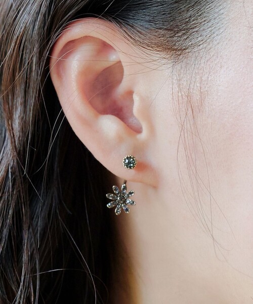 Tiaclasse(ティアクラッセ)の「【金属アレルギー対応】フラワーキャッチピアス(ピアス(両耳用)・レディース・シルバー/ブラック/ゴールド・FREE)」の5枚目の写真