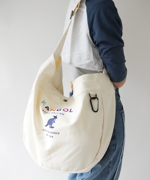 KANGOL（カンゴール）の「【KANGOL 】カラビナ付き キャンバス BIGショルダーバッグ（ショルダーバッグ・メンズ・オフホワイト/ブラック/ホワイト系その他・FREE）」の2枚目の写真