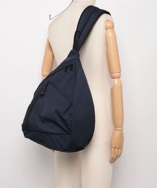 UNIVERSAL OVERALL(ユニバーサルオーバーオール)の「【UNIVERSAL OVERALL】ONIGIRI ONE SHOULDER / オニギリ型 ワンショルダーバッグ(ショルダーバッグ・レディース・ネイビー/ブルー/グレイッシュベージュ/ブラック/カーキ・FREE)」の6枚目の写真