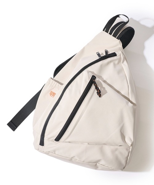 UNIVERSAL OVERALL(ユニバーサルオーバーオール)の「【UNIVERSAL OVERALL】ONIGIRI ONE SHOULDER / オニギリ型 ワンショルダーバッグ(ショルダーバッグ・レディース・ネイビー/ブルー/グレイッシュベージュ/ブラック/カーキ・FREE)」の3枚目の写真