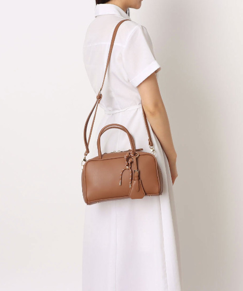 cache cache(カシュ カシュ)の「カシュカシュ cachecache / チャーム付横長ボストン(ボストンバッグ・レディース・キャメル/ベージュ系その他/ワインレッド/レオパード/シルバー/ブラック/イエロー/サックスブルー/アイボリー・FREE)」の7枚目の写真