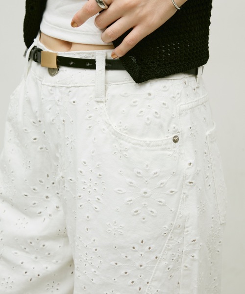 Lutim by u（ルチバイユー）の「Flower denim barrel pants / フラワーデニムバレルパンツ（デニムパンツ・レディース・ホワイト/ブルー・SMALL/MEDIUM）」の2枚目の写真