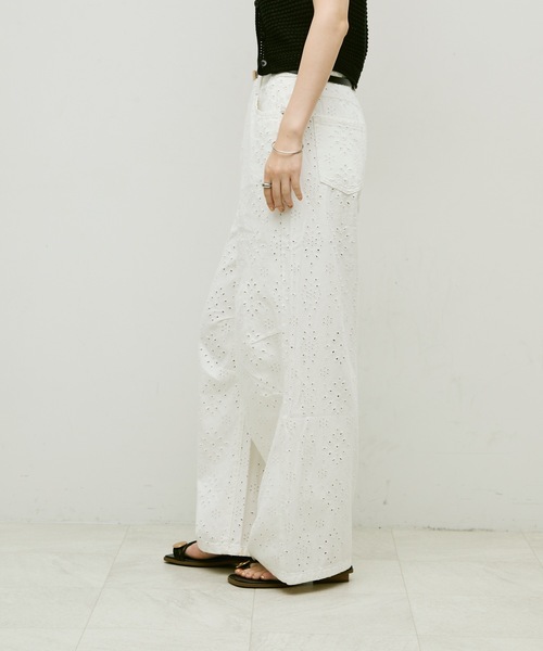 Lutim by u（ルチバイユー）の「Flower denim barrel pants / フラワーデニムバレルパンツ（デニムパンツ・レディース・ホワイト/ブルー・SMALL/MEDIUM）」の3枚目の写真