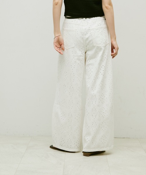 Lutim by u（ルチバイユー）の「Flower denim barrel pants / フラワーデニムバレルパンツ（デニムパンツ・レディース・ホワイト/ブルー・SMALL/MEDIUM）」の4枚目の写真