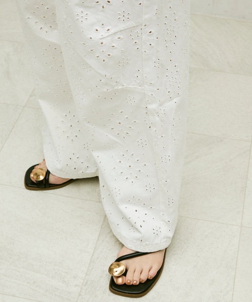 Lutim by u（ルチバイユー）の「Flower denim barrel pants / フラワーデニムバレルパンツ（デニムパンツ・レディース・ホワイト/ブルー・SMALL/MEDIUM）」の8枚目の写真