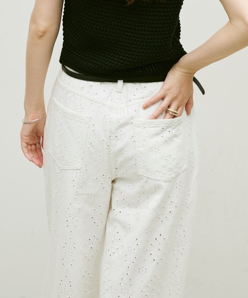 Lutim by u（ルチバイユー）の「Flower denim barrel pants / フラワーデニムバレルパンツ（デニムパンツ・レディース・ホワイト/ブルー・SMALL/MEDIUM）」の9枚目の写真