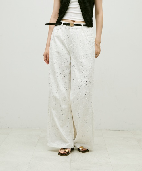 Lutim by u（ルチバイユー）の「Flower denim barrel pants / フラワーデニムバレルパンツ（デニムパンツ・レディース・ホワイト/ブルー・SMALL/MEDIUM）」の11枚目の写真