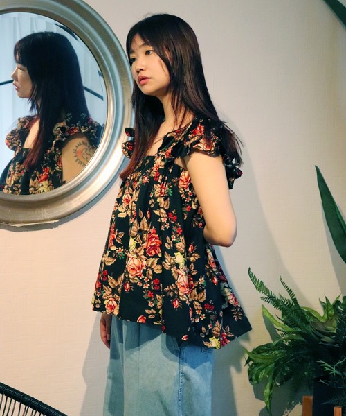 moyan ecri(モヤン エクリ)の「<moyan ecri>アフリカンファブリック使用フリルキャミSHOULDER FRILL CAMI BUSTIER(キャミソール・レディース・ブラック/ブルー/プラム/オレンジ・FREE)」の2枚目の写真