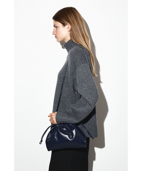 COS（コス） ドローストリングダッフルバッグ レザー DRAWSTRING DUFFLE BAG - LEATHER ドローストリングダッフル