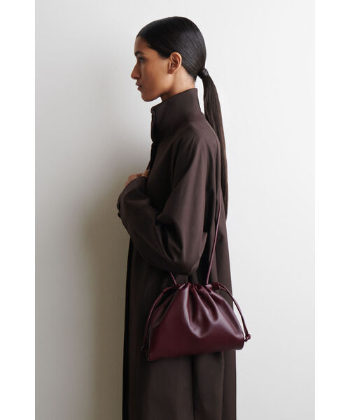 COS（コス）の「ドローストリングバケットバッグ - レザー（ショルダーバッグ・レディース・オフホワイト/ブラウン/ネイビー/イエロー/ボルドー/バーガンディー・ONE SIZE）」の6枚目の写真