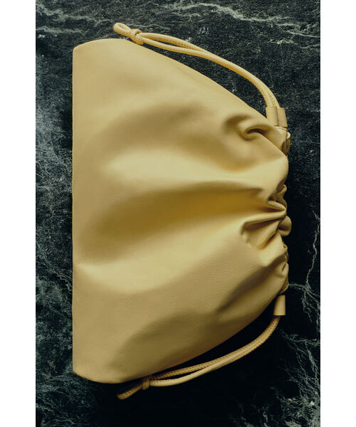 COS（コス）の「ドローストリングバケットバッグ - レザー（ショルダーバッグ・レディース・オフホワイト/ブラウン/ネイビー/イエロー/ボルドー/バーガンディー・ONE SIZE）」の15枚目の写真