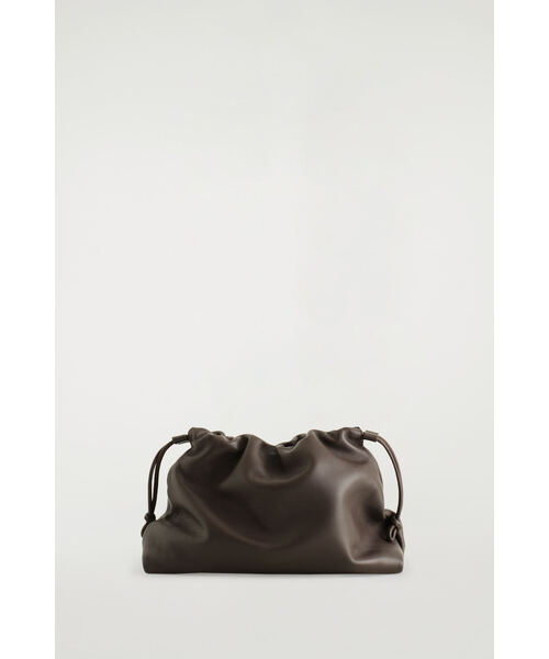 COS（コス）の「ドローストリングバケットバッグ - レザー（ショルダーバッグ・レディース・オフホワイト/ブラウン/ネイビー/イエロー/ボルドー/バーガンディー・ONE SIZE）」の22枚目の写真