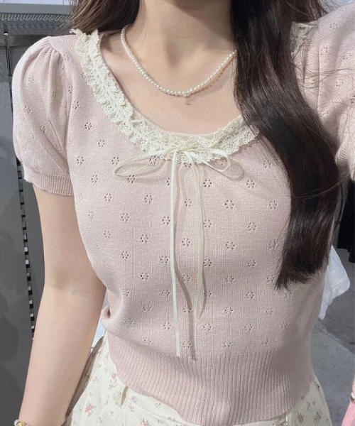 Vini（ヴィニ）の「【Vini】レースリボン付き フリルネック 半袖 ショート ニット（ニット/セーター・レディース・ホワイト/ブラック/ピンク・FREE）」の3枚目の写真