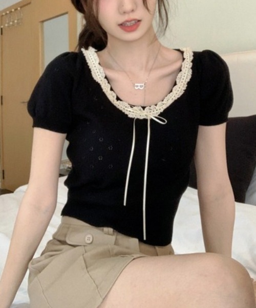 Vini（ヴィニ）の「【Vini】レースリボン付き フリルネック 半袖 ショート ニット（ニット/セーター・レディース・ホワイト/ブラック/ピンク・FREE）」の2枚目の写真