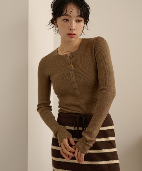 LAULEN(ローレン)の「henry neck lib knit /ヘンリーネックリブ長袖ニットプルオーバー(ニット/セーター・レディース・ブラウン/ベージュ/ブラック・FREE)」の4枚目の写真