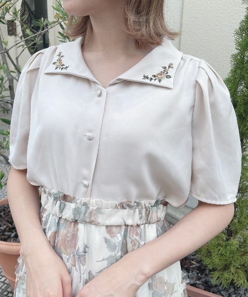 an another angelus(アンアナザーアンジェラス)の「プチローズ刺繍入り変形衿ブラウス(シャツ/ブラウス・レディース・ライトベージュ/アイボリー・FREE)」の4枚目の写真