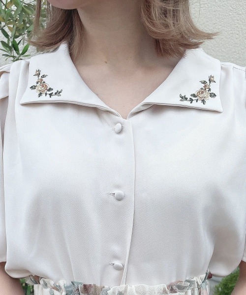 an another angelus(アンアナザーアンジェラス)の「プチローズ刺繍入り変形衿ブラウス(シャツ/ブラウス・レディース・ライトベージュ/アイボリー・FREE)」の5枚目の写真
