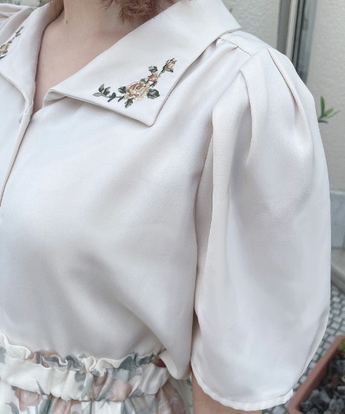 an another angelus(アンアナザーアンジェラス)の「プチローズ刺繍入り変形衿ブラウス(シャツ/ブラウス・レディース・ライトベージュ/アイボリー・FREE)」の6枚目の写真