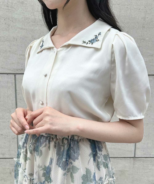 an another angelus(アンアナザーアンジェラス)の「プチローズ刺繍入り変形衿ブラウス(シャツ/ブラウス・レディース・ライトベージュ/アイボリー・FREE)」の9枚目の写真