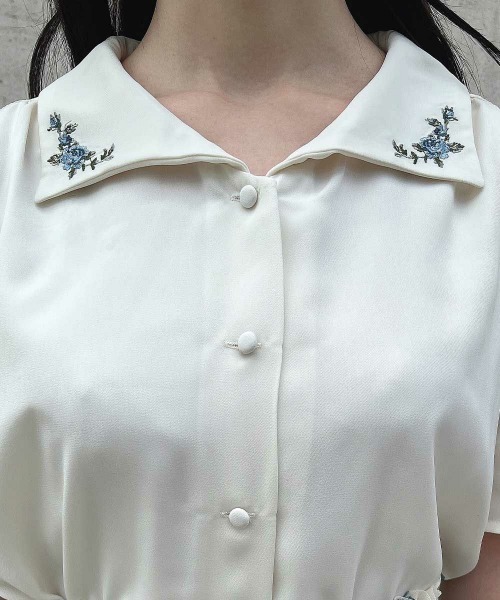 an another angelus(アンアナザーアンジェラス)の「プチローズ刺繍入り変形衿ブラウス(シャツ/ブラウス・レディース・ライトベージュ/アイボリー・FREE)」の10枚目の写真
