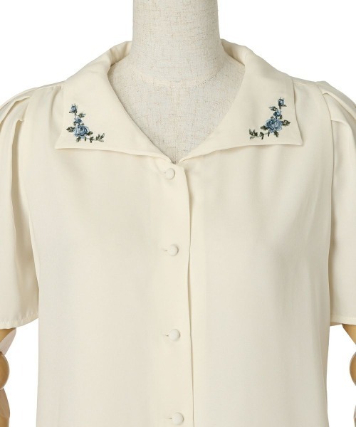 an another angelus(アンアナザーアンジェラス)の「プチローズ刺繍入り変形衿ブラウス(シャツ/ブラウス・レディース・ライトベージュ/アイボリー・FREE)」の20枚目の写真