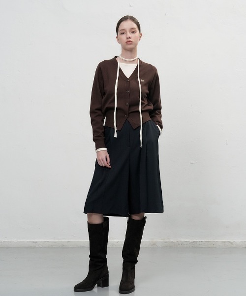 GENERAL IDEA（ジェネラルアイデア）の「【GENERAL IDEA】プリーツバミューダパンツ / PLEATS BERMUDA PANTS（スラックス・レディース・ブラック/ネイビー/ブラウン・L/M/S）」の2枚目の写真