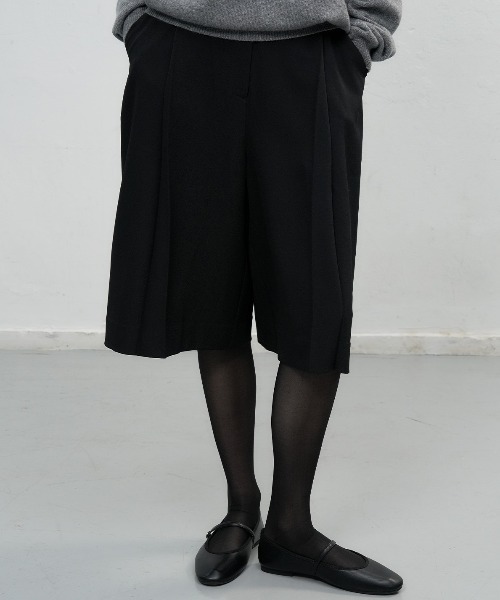 GENERAL IDEA（ジェネラルアイデア）の「【GENERAL IDEA】プリーツバミューダパンツ / PLEATS BERMUDA PANTS（スラックス・レディース・ブラック/ネイビー/ブラウン・L/M/S）」の4枚目の写真