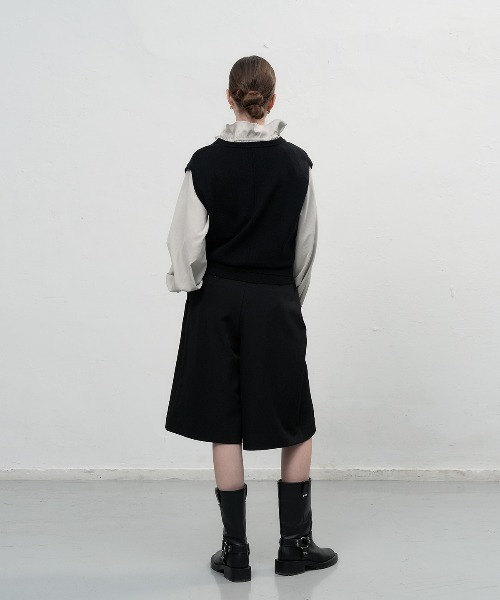 GENERAL IDEA（ジェネラルアイデア）の「【GENERAL IDEA】プリーツバミューダパンツ / PLEATS BERMUDA PANTS（スラックス・レディース・ブラック/ネイビー/ブラウン・L/M/S）」の8枚目の写真