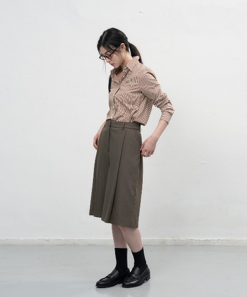 GENERAL IDEA（ジェネラルアイデア）の「【GENERAL IDEA】プリーツバミューダパンツ / PLEATS BERMUDA PANTS（スラックス・レディース・ブラック/ネイビー/ブラウン・L/M/S）」の15枚目の写真