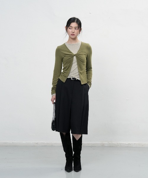 GENERAL IDEA（ジェネラルアイデア）の「【GENERAL IDEA】プリーツバミューダパンツ / PLEATS BERMUDA PANTS（スラックス・レディース・ブラック/ネイビー/ブラウン・L/M/S）」の9枚目の写真