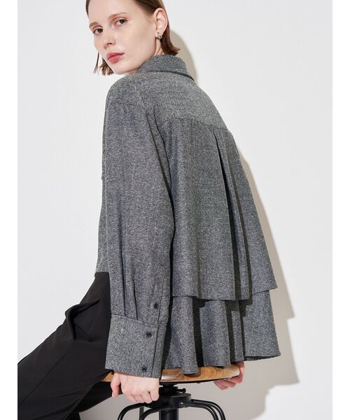 ELENDEEK（エレンディーク）の「バックレイヤードシャツ（シャツ/ブラウス・レディース・チャコールグレー/グレー・FREE）」の2枚目の写真