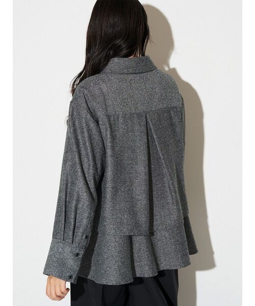 ELENDEEK（エレンディーク）の「バックレイヤードシャツ（シャツ/ブラウス・レディース・チャコールグレー/グレー・FREE）」の4枚目の写真