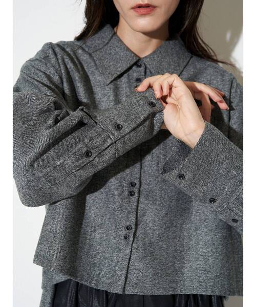 ELENDEEK（エレンディーク）の「バックレイヤードシャツ（シャツ/ブラウス・レディース・チャコールグレー/グレー・FREE）」の5枚目の写真