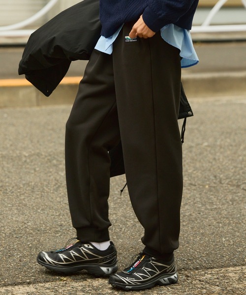 THE CRAFT CREW PRODUCTS（ザクラフトクループロダクツ）の「裏ボアフリース ワンポイントロゴ リラックスフィット ジョガースウェットパンツ【THE CRAFT CREW PRODUCTS】（スウェットパンツ・メンズ・ダークブラウン/ブラック/グレイッシュベージュ/ネイビー/ダークグレー・L/M/S/XL）」の2枚目の写真