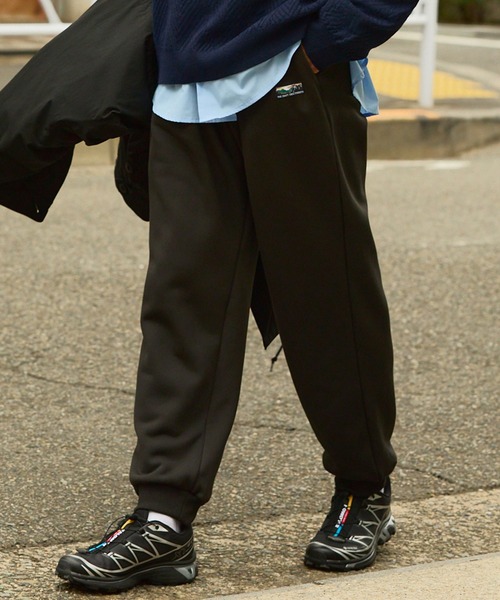 THE CRAFT CREW PRODUCTS（ザクラフトクループロダクツ）の「裏ボアフリース ワンポイントロゴ リラックスフィット ジョガースウェットパンツ【THE CRAFT CREW PRODUCTS】（スウェットパンツ・メンズ・ダークブラウン/ブラック/グレイッシュベージュ/ネイビー/ダークグレー・L/M/S/XL）」の10枚目の写真