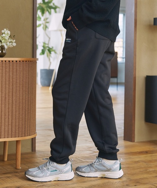 THE CRAFT CREW PRODUCTS（ザクラフトクループロダクツ）の「裏ボアフリース ワンポイントロゴ リラックスフィット ジョガースウェットパンツ【THE CRAFT CREW PRODUCTS】（スウェットパンツ・メンズ・ダークブラウン/ブラック/グレイッシュベージュ/ネイビー/ダークグレー・L/M/S/XL）」の17枚目の写真