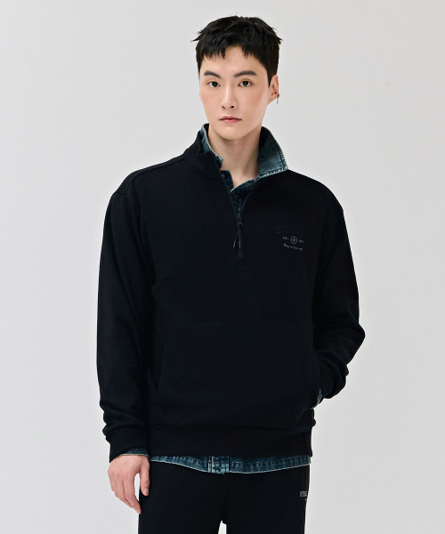 CHASECULT(チェイスカルト)の「男性エッセンシャルレタリング半ジップTシャツ-ブラック(スウェット・メンズ・ブラック・100/95/105/110)」の1枚目の写真
