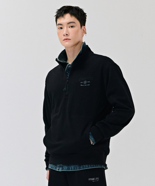 CHASECULT(チェイスカルト)の「男性エッセンシャルレタリング半ジップTシャツ-ブラック(スウェット・メンズ・ブラック・100/95/105/110)」の2枚目の写真
