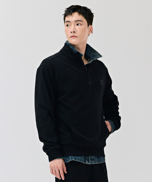 CHASECULT(チェイスカルト)の「男性エッセンシャルレタリング半ジップTシャツ-ブラック(スウェット・メンズ・ブラック・100/95/105/110)」の3枚目の写真