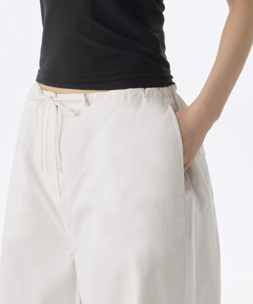 MUSINSA STANDARD WOMAN（ムシンサスタンダードウーマン）の「ウィメンズコットンパラシュートパンツ[ホワイト]（スウェットパンツ・レディース・その他・30/24/26/28/22）」の9枚目の写真