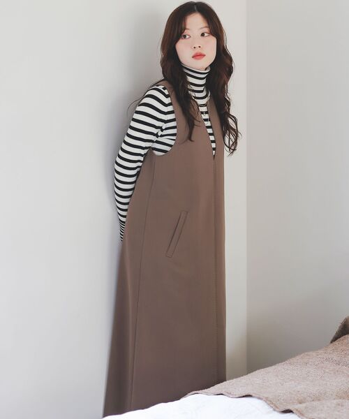 le.coeur blanc（ルクールブラン）の「Vネックジャンパースカート（ジャンパースカート・レディース・モカ/ブラック・38）」の4枚目の写真