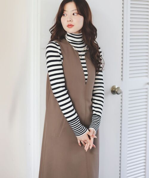 le.coeur blanc（ルクールブラン）の「Vネックジャンパースカート（ジャンパースカート・レディース・モカ/ブラック・38）」の6枚目の写真