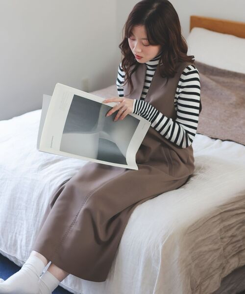 le.coeur blanc（ルクールブラン）の「Vネックジャンパースカート（ジャンパースカート・レディース・モカ/ブラック・38）」の9枚目の写真