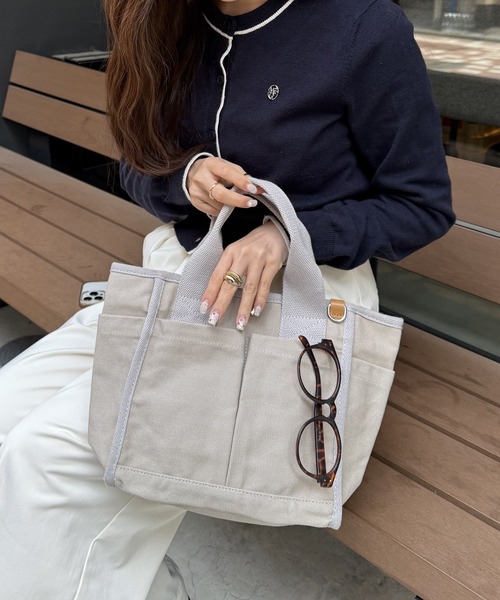 ikka（イッカ）の「【雑誌InRed4月号掲載】キャンバスパイピングミニトートバッグ（トートバッグ・レディース・マスタード/ライトカーキ/ブラック/グレー/オフホワイト/ブルー・FREE）」の4枚目の写真