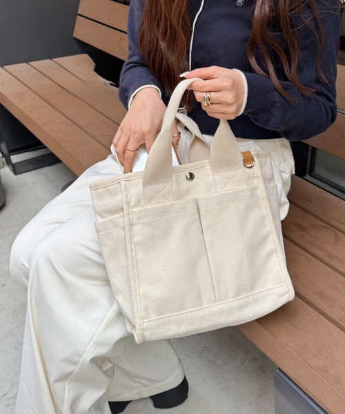 ikka（イッカ）の「【雑誌InRed4月号掲載】キャンバスパイピングミニトートバッグ（トートバッグ・レディース・マスタード/ライトカーキ/ブラック/グレー/オフホワイト/ブルー・FREE）」の2枚目の写真