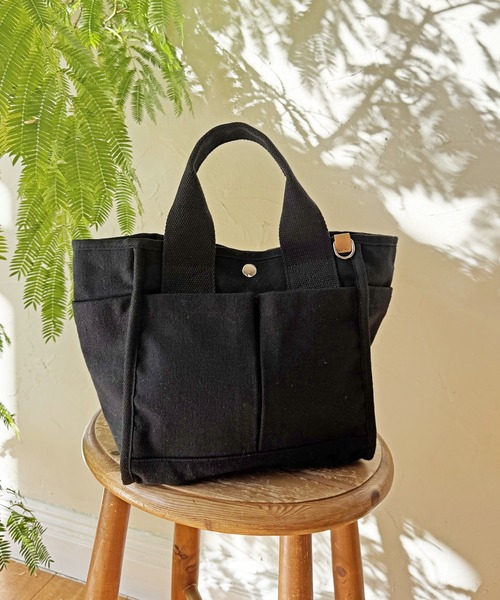 ikka（イッカ）の「【雑誌InRed4月号掲載】キャンバスパイピングミニトートバッグ（トートバッグ・レディース・マスタード/ライトカーキ/ブラック/グレー/オフホワイト/ブルー・FREE）」の3枚目の写真