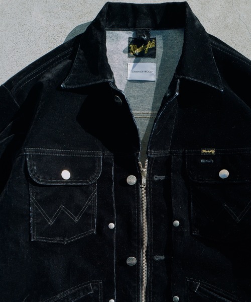 Camphor wood(カンファーウッド)の「【 Wrangler × CamphorWood 】custom 2way flocky trucker jacket【124MJ×24MJZ】/ 【ラングラーコラボレーション】カスタム2wayフロッキーデニムジャケット(その他アウター・メンズ・ブラック系2・SMALL/MEDIUM/LARGE)」の4枚目の写真